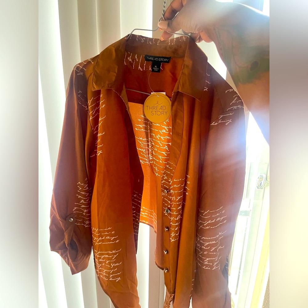Blouse / worn once but could not fit / says XL but it fit small tags still on